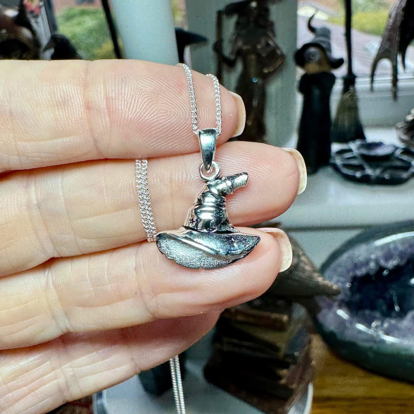 MEDIUM WITCHES HAT NECKLACE