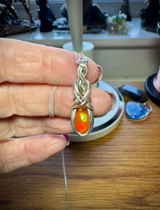 FLASHY ORANGE WELO OPAL NECKLACE