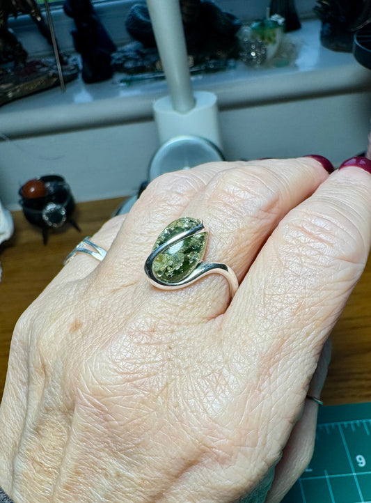 GREEN AMBER AND STERLING SILVER ADJUSTABLE RING