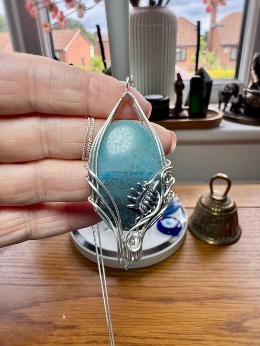 TROLLEITE NECKLACE WITH SHELL CHARM