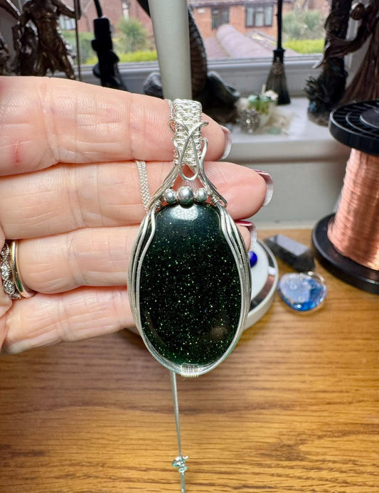 GREEN GOLDSTONE NECKLACE