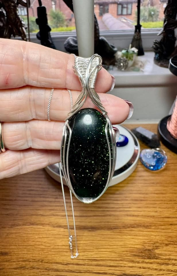 GREEN GOLDSTONE NECKLACE