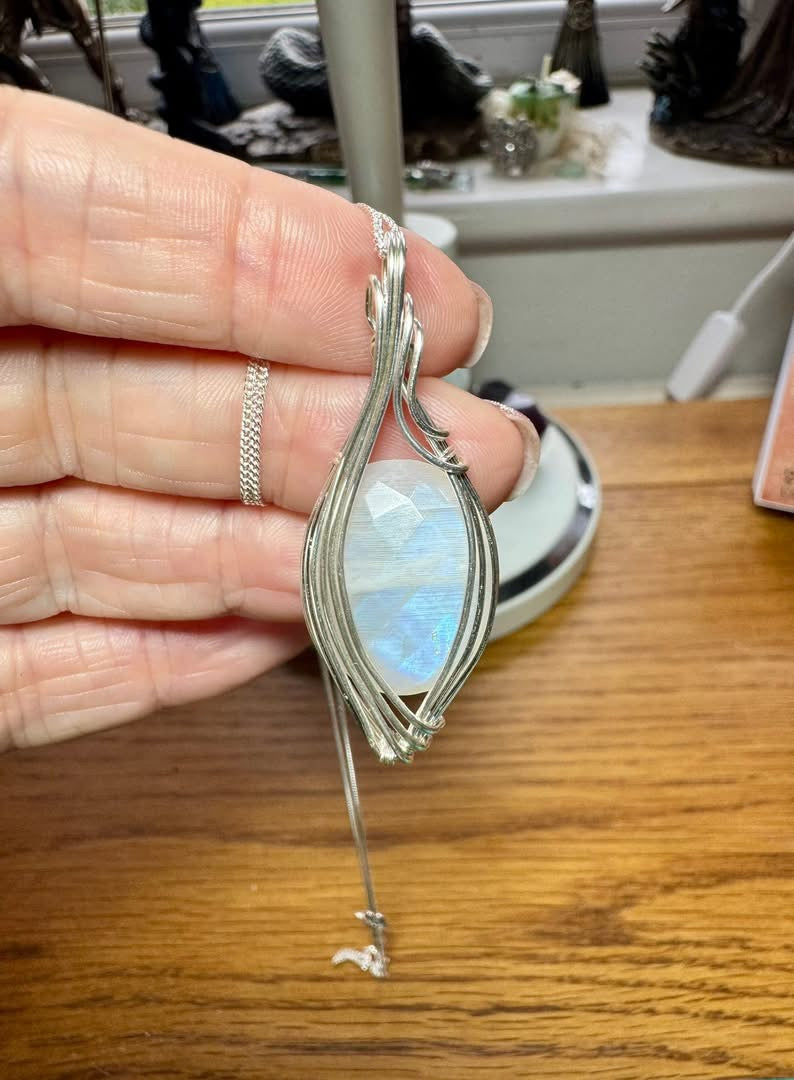 BLUE FLASH MOONSTONE NECKLACE