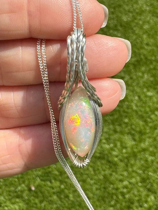 HIGH QUALITY WELO OPAL IN ARGENTINIUM SILVER